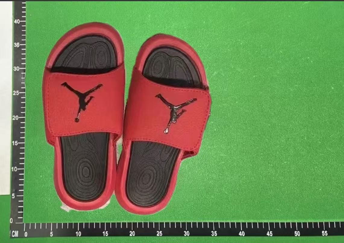 NIKE / JORDAN slippers
