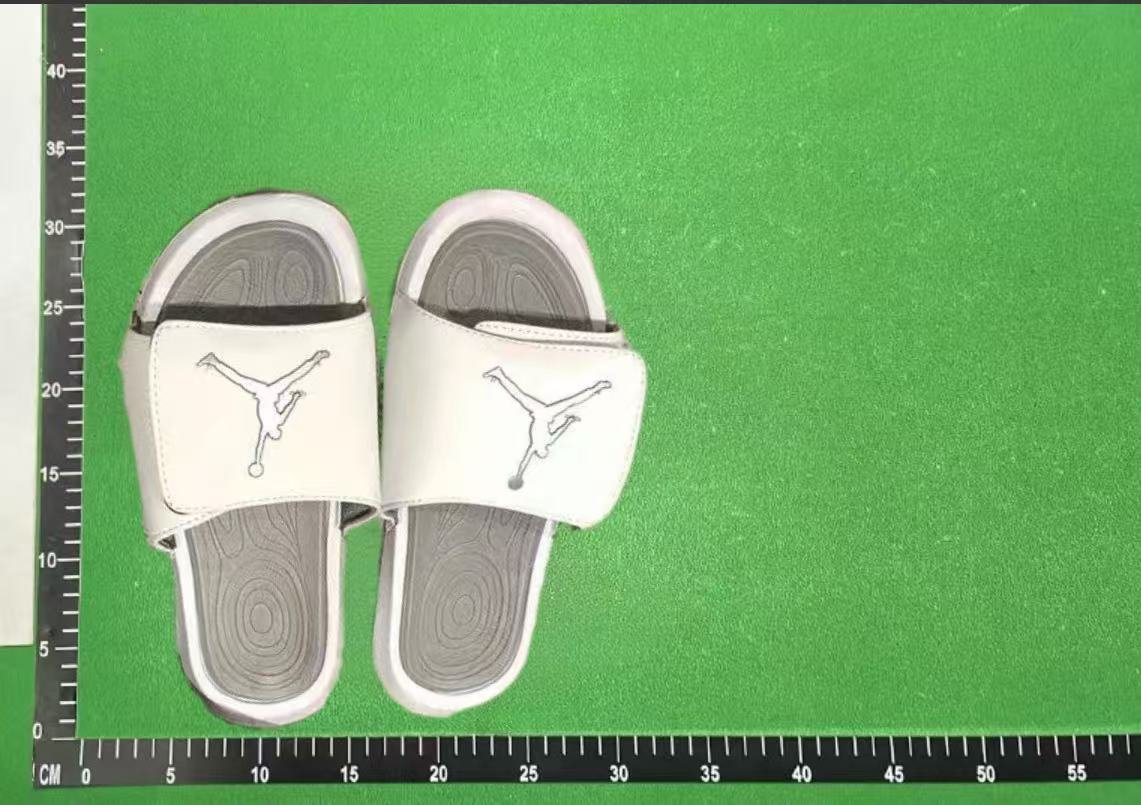 NIKE / JORDAN slippers