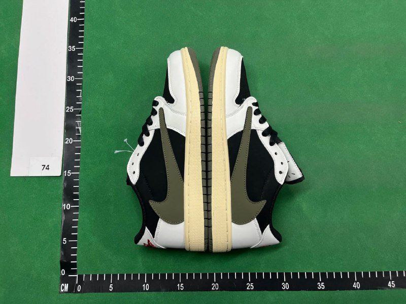 AIR JORDAN 1 Travis Scott