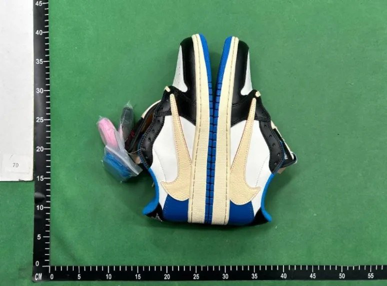 AIR JORDAN 1 Travis Scott