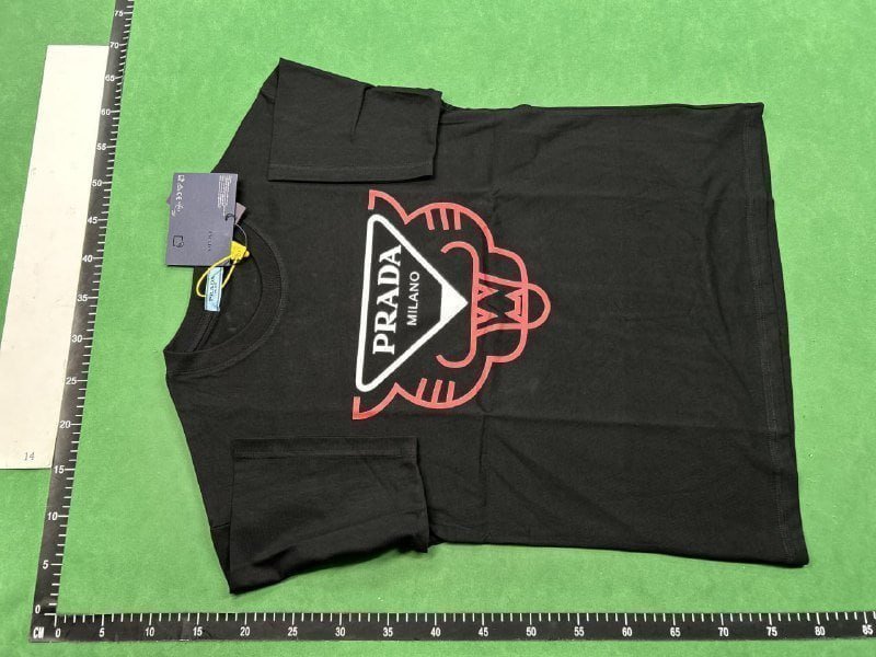 Prada tee (40 CP)