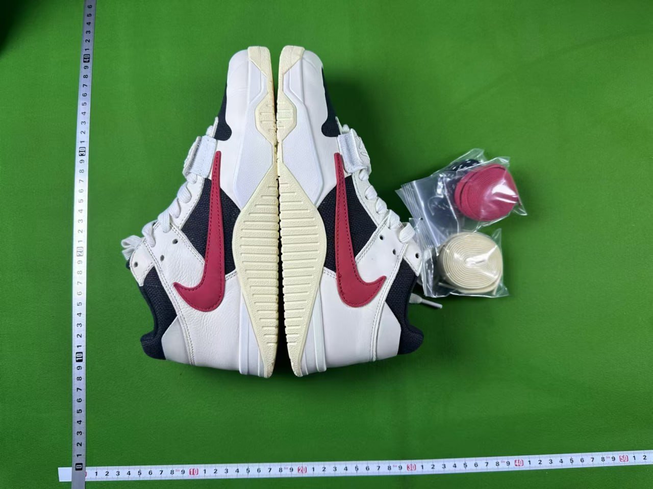 NIKE X TRAVIS